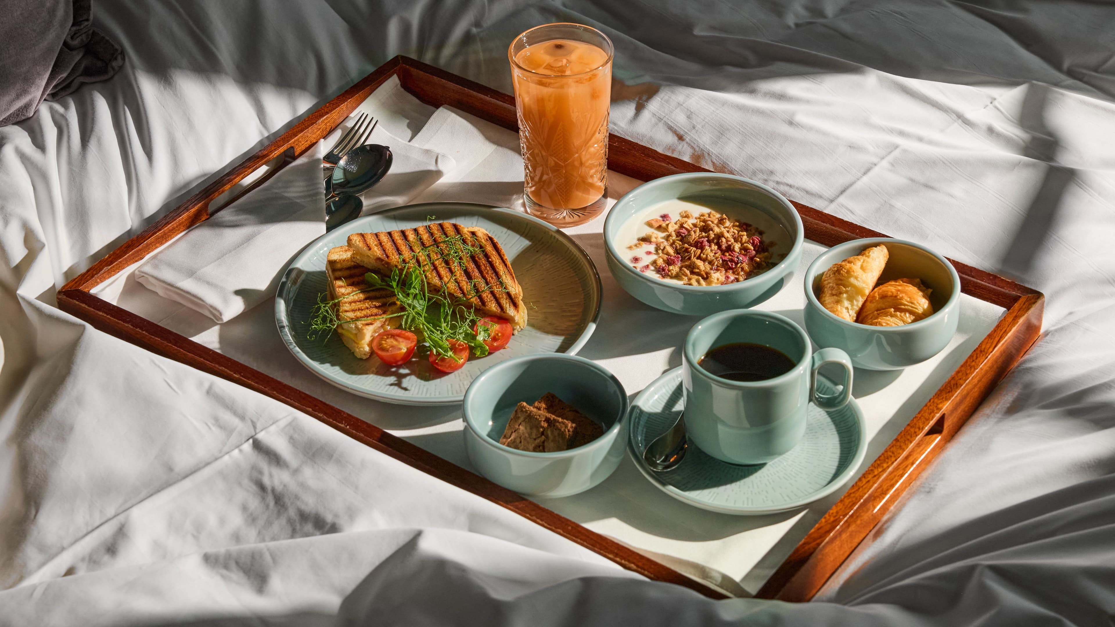 Frokost pa° seng 2The Well_cc The Well