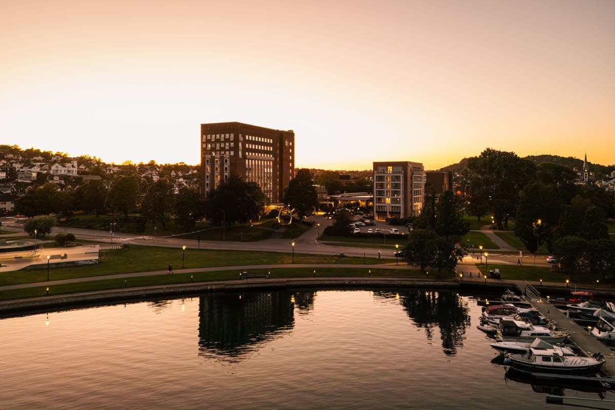 Scandic Park Sandefjord exterior night_001
