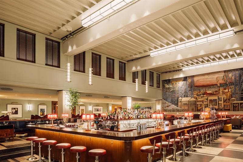 Square-shaped bar in the centre of the room, fresco by Per Krogh along the wall at the end.