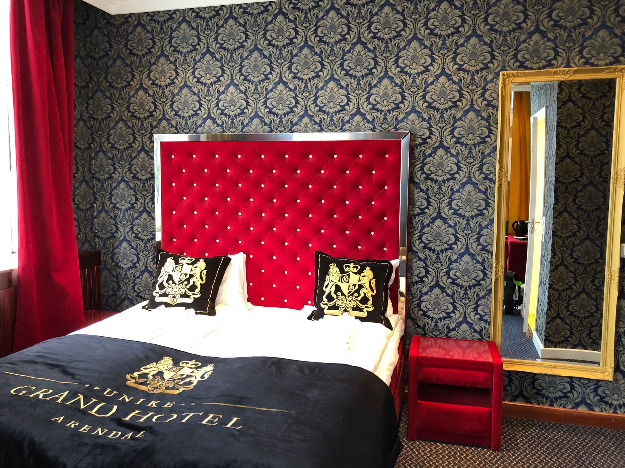 Dobbelseng med rød senggavl Grand Hotel resized